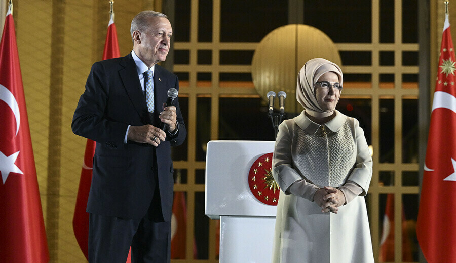Balkonda her şeyi anlatan bakış: Erdoğan'ın konuşmasından hafızalara kazınan anlar... Balkonda her şeyi anlatan bakış: Erdoğan'ın konuşmasından hafızalara kazınan anlar...