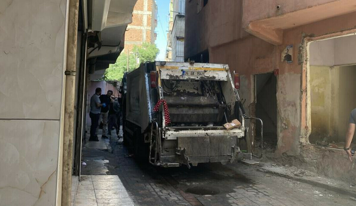 Diyarbakır'da terör yandaşları belediyenin çöp arabasını ateşe verdi Diyarbakır'da terör yandaşları belediyenin çöp arabasını ateşe verdi