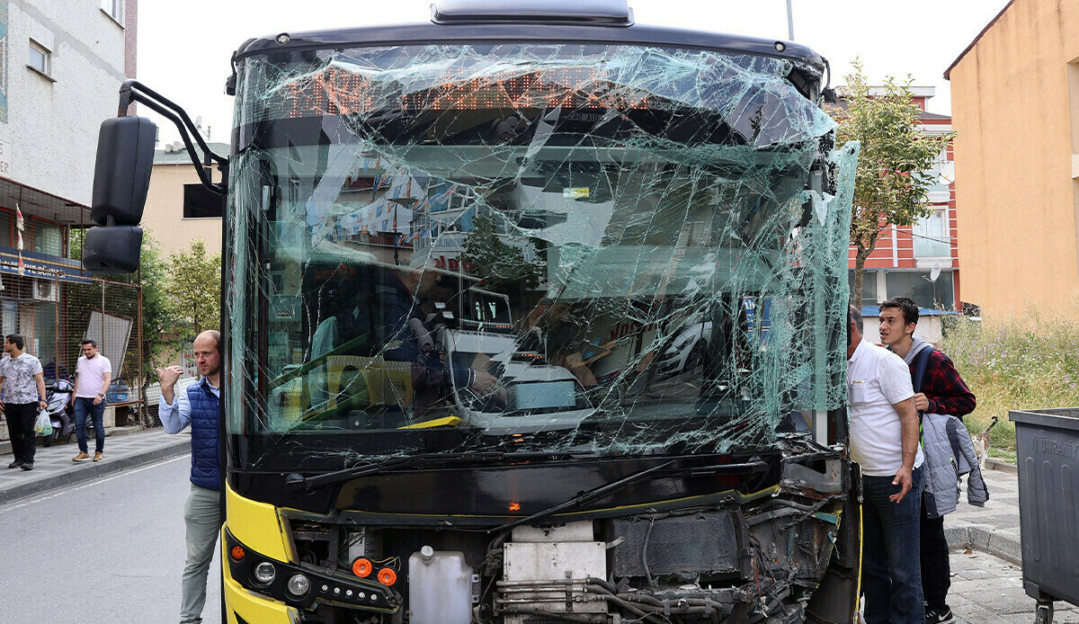 Ümraniye'de İETT otobüsleri çarpıştı! Şoför ve 2 yolcu yaralandı