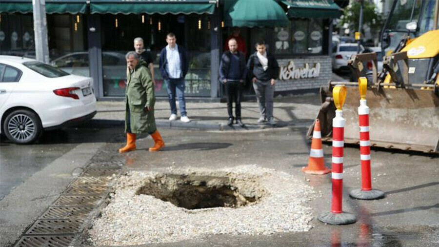 Ankara'da kuvvetli sağanak sonrası yol çöktü Ankara'da kuvvetli sağanak sonrası yol çöktü