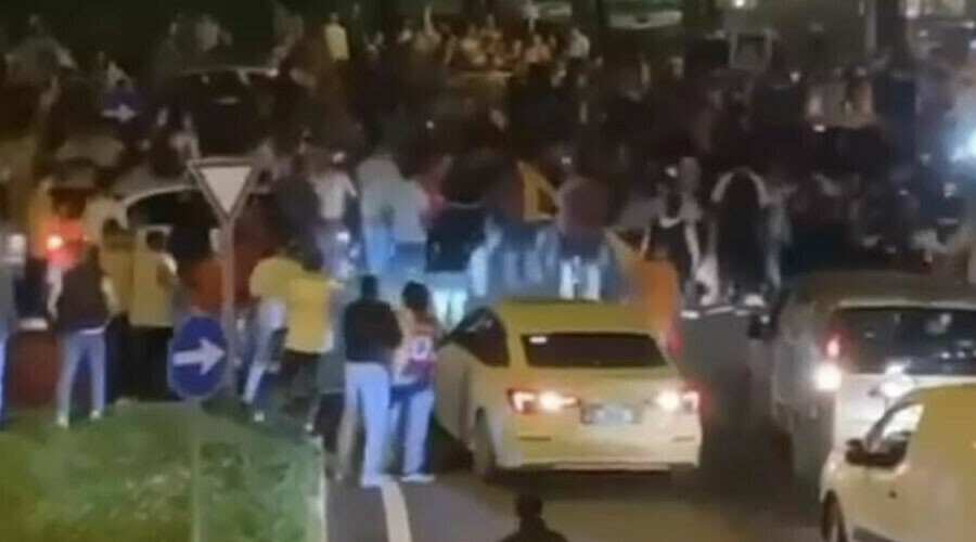 Bursa'da otomobil şampiyonluk kutlayan Galatasaray taraftarlarının arasına daldı: Yaralılar var