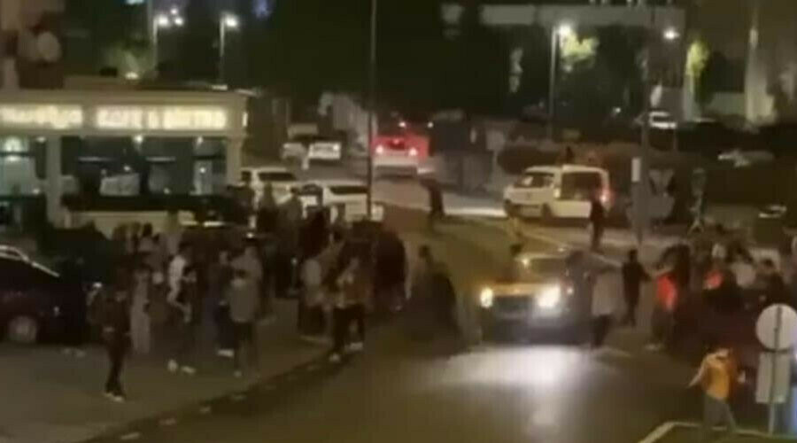 Bursa'da otomobil şampiyonluk kutlayan Galatasaray taraftarlarının arasına daldı: Yaralılar var