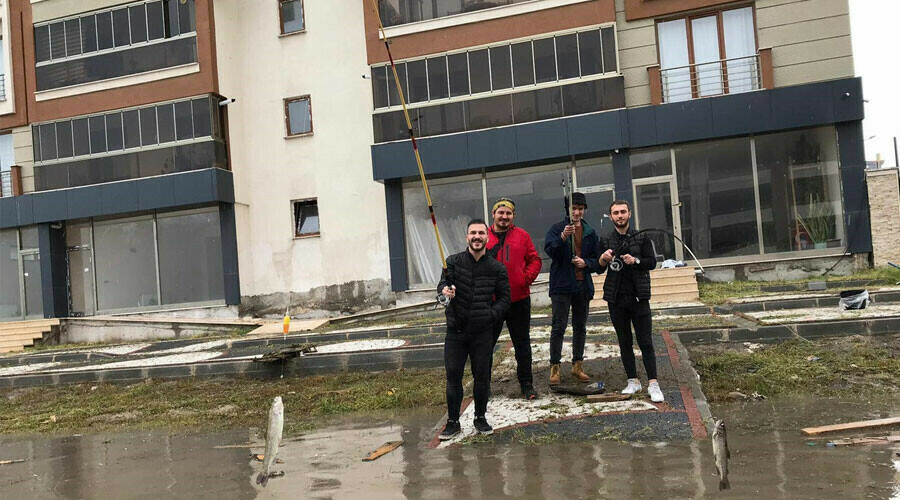 Çorlulu gençlerden belediyeye ilginç protesto!