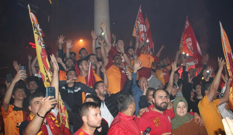 Galatasaray şampiyonluk kutlamalarında Fenerbahçe'nin cenazesini kaldırdılar