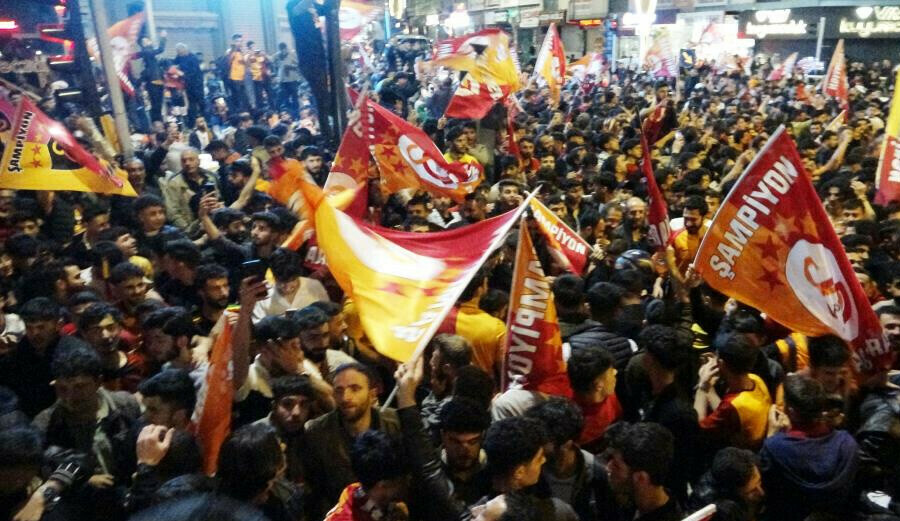 Galatasaray şampiyonluk kutlamalarında Fenerbahçe'nin cenazesini kaldırdılar