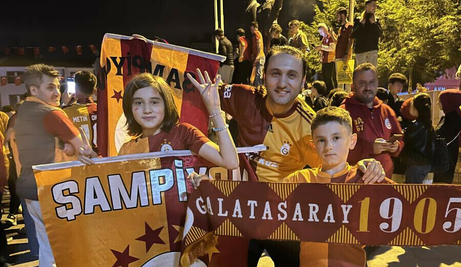 Galatasaray şampiyonluk kutlamalarında Fenerbahçe'nin cenazesini kaldırdılar