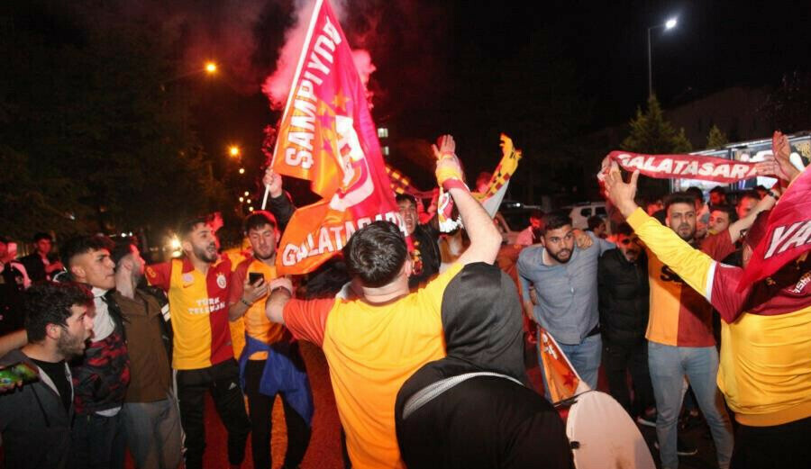 Galatasaray şampiyonluk kutlamalarında Fenerbahçe'nin cenazesini kaldırdılar