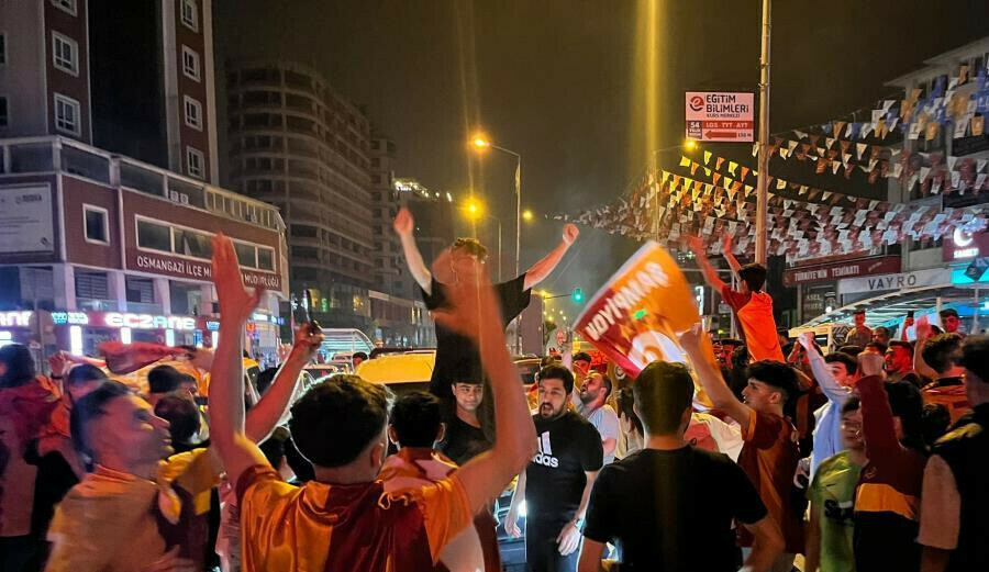 Galatasaray şampiyonluk kutlamalarında Fenerbahçe'nin cenazesini kaldırdılar