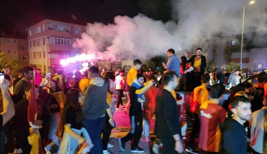 Galatasaray şampiyonluk kutlamalarında Fenerbahçe'nin cenazesini kaldırdılar