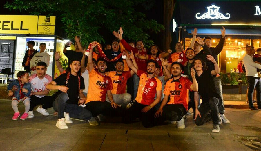 Galatasaray şampiyonluk kutlamalarında Fenerbahçe'nin cenazesini kaldırdılar