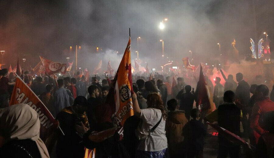 Galatasaray şampiyonluk kutlamalarında Fenerbahçe'nin cenazesini kaldırdılar