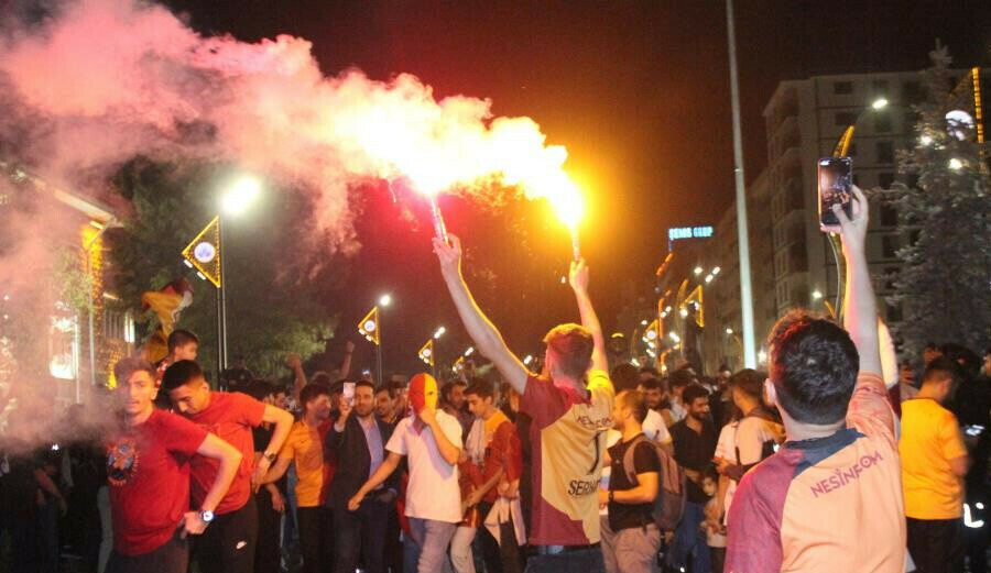 Galatasaray şampiyonluk kutlamalarında Fenerbahçe'nin cenazesini kaldırdılar