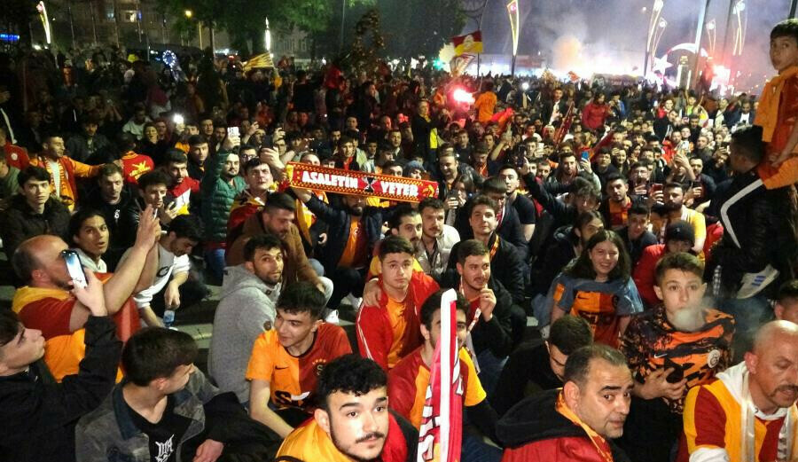 Galatasaray şampiyonluk kutlamalarında Fenerbahçe'nin cenazesini kaldırdılar