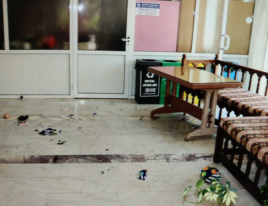 İşletme sahibi aparttan çıkmayan kiracısını zehirlemeye kalktı: 5 kişi hastanelik oldu İşletme sahibi aparttan çıkmayan kiracısını zehirlemeye kalktı: 5 kişi hastanelik oldu