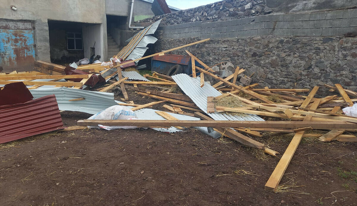 Kars'ta hortum dehşeti! Çatıları uçurdu
