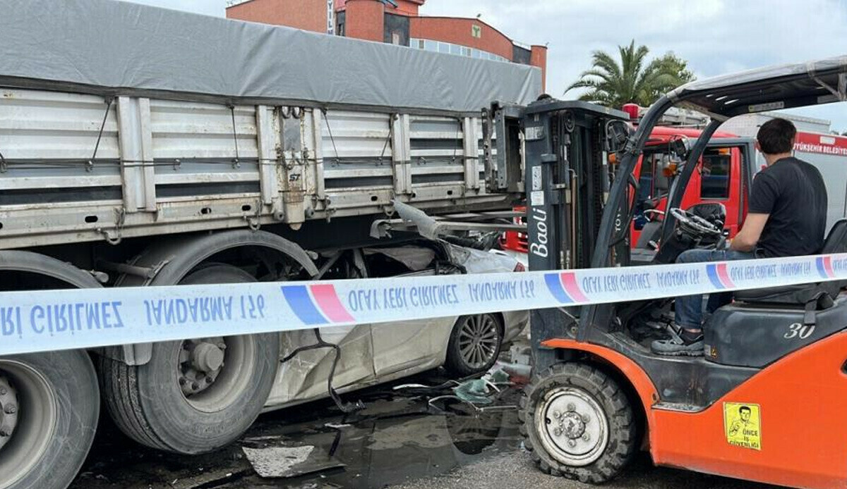 Samsun'da dehşet kaza!  Araç tırın altına girdi: Baba öldü, 8 yaşındaki kızı ağır yaralı