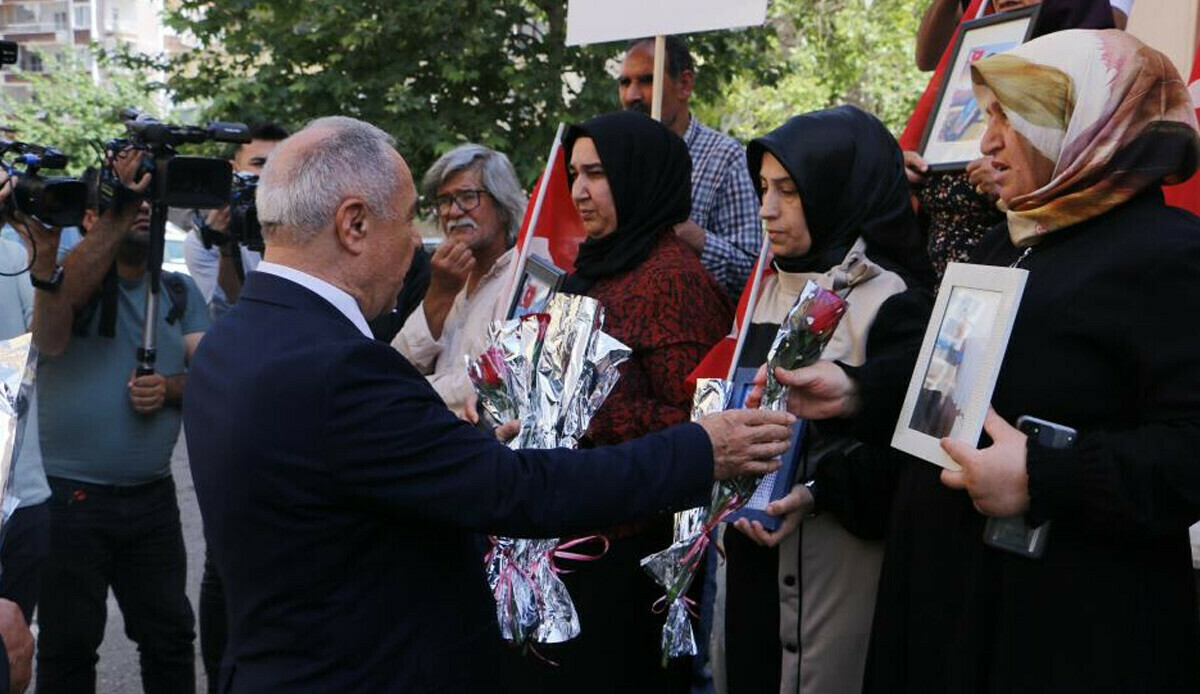 DSP’den Diyarbakır annelerine ziyaret: 'Bu mücadeleyi beraber kazanacağız' DSP’den Diyarbakır annelerine ziyaret: 'Bu mücadeleyi beraber kazanacağız'