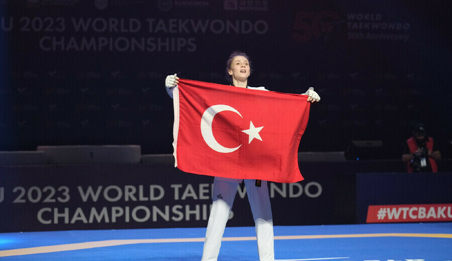 Milli tekvandocu Merve Dinçel Azerbaycan'da Dünya Şampiyonu oldu