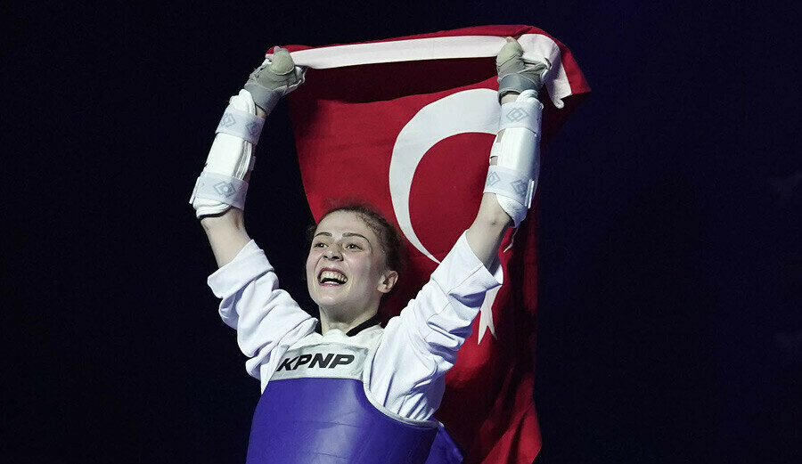 Milli tekvandocu Merve Dinçel Azerbaycan'da Dünya Şampiyonu oldu