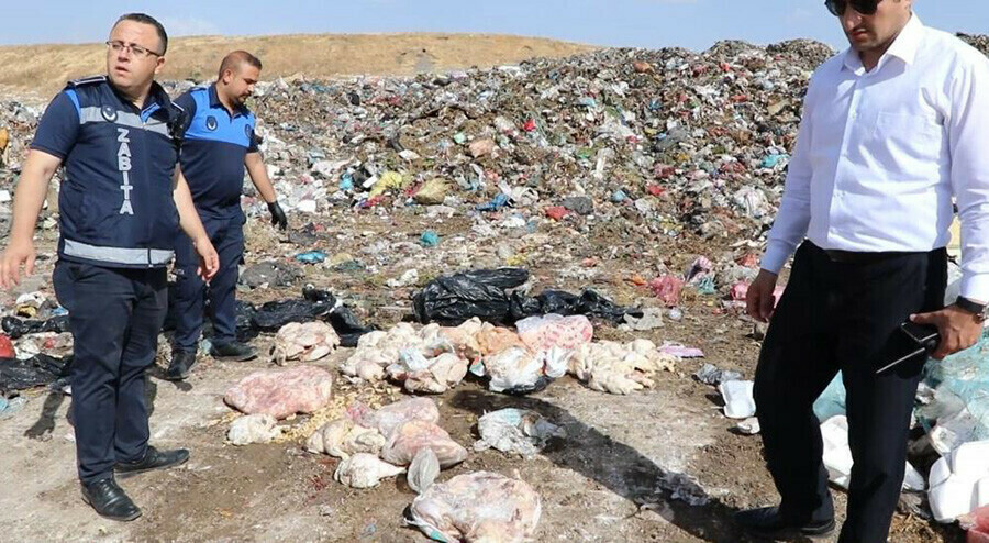 Mide bulandıran haber Şanlıurfa'dan geldi! Çamaşır suyundaki bozuk tavuk etlerini müşteriye yedirdiler Mide bulandıran haber Şanlıurfa'dan geldi! Çamaşır suyundaki bozuk tavuk etlerini müşteriye yedirdiler