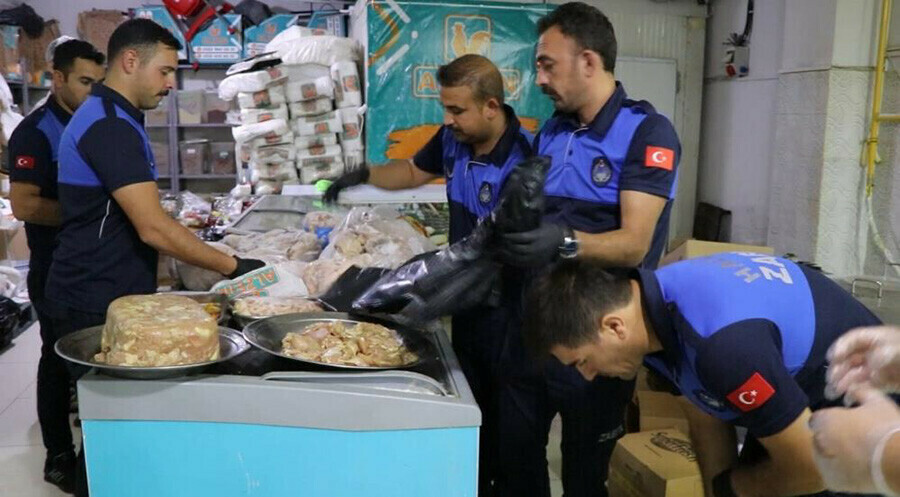 Mide bulandıran haber Şanlıurfa'dan geldi! Çamaşır suyundaki bozuk tavuk etlerini müşteriye yedirdiler Mide bulandıran haber Şanlıurfa'dan geldi! Çamaşır suyundaki bozuk tavuk etlerini müşteriye yedirdiler