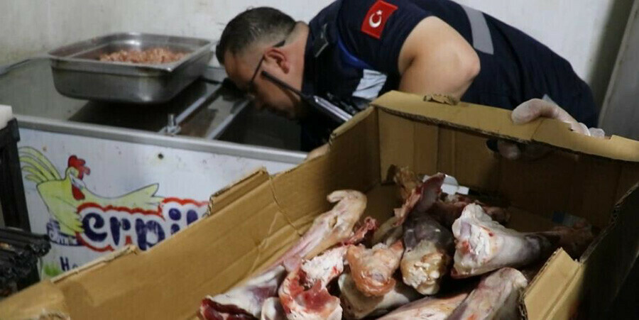 Mide bulandıran haber Şanlıurfa'dan geldi! Çamaşır suyundaki bozuk tavuk etlerini müşteriye yedirdiler Mide bulandıran haber Şanlıurfa'dan geldi! Çamaşır suyundaki bozuk tavuk etlerini müşteriye yedirdiler