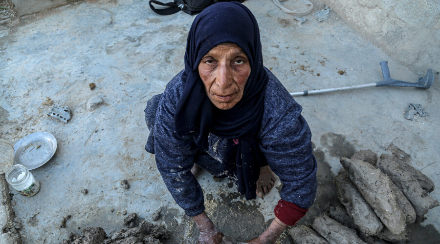Yaşlı kadından hayat dersi: Yetim kalan 6 torununa nasırlı elleriyle tandır yaparak bakıyor