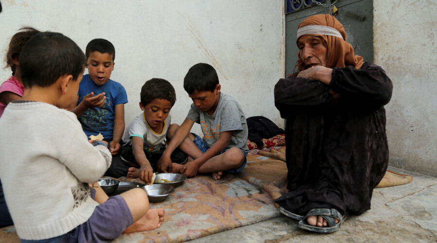 Yaşlı kadından hayat dersi: Yetim kalan 6 torununa nasırlı elleriyle tandır yaparak bakıyor