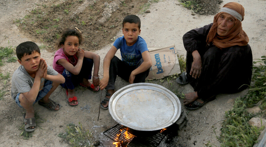 Yaşlı kadından hayat dersi: Yetim kalan 6 torununa nasırlı elleriyle tandır yaparak bakıyor