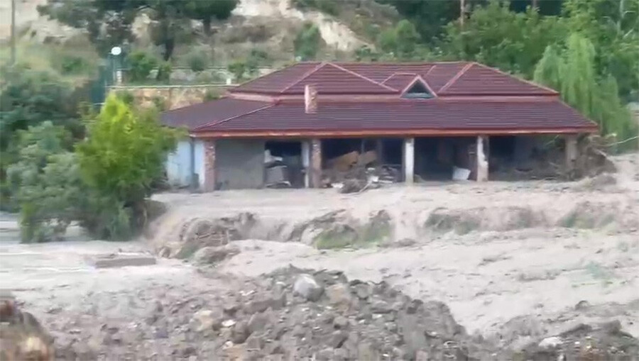 Denizli'de azgın sular restoranı yuttu Denizli'de azgın sular restoranı yuttu