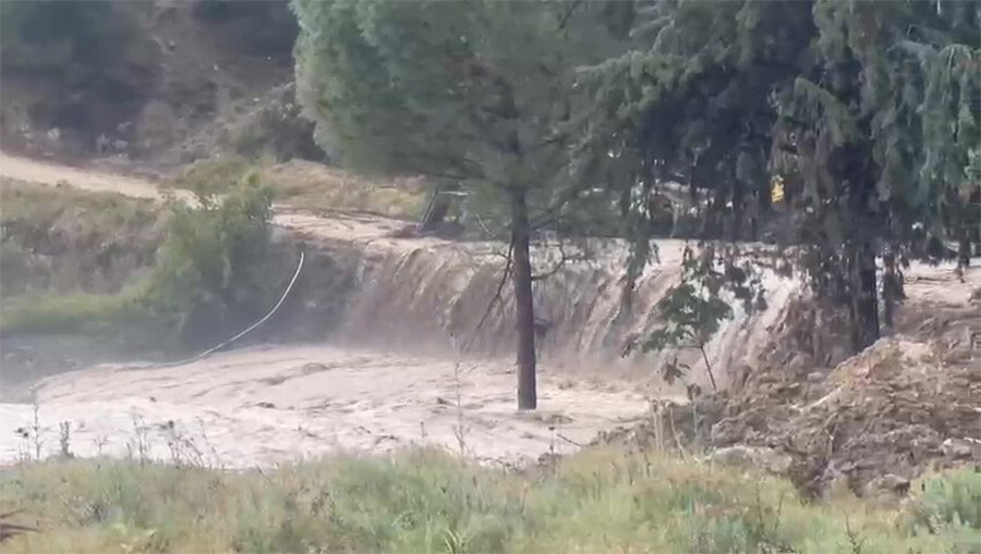Denizli'de azgın sular restoranı yuttu Denizli'de azgın sular restoranı yuttu