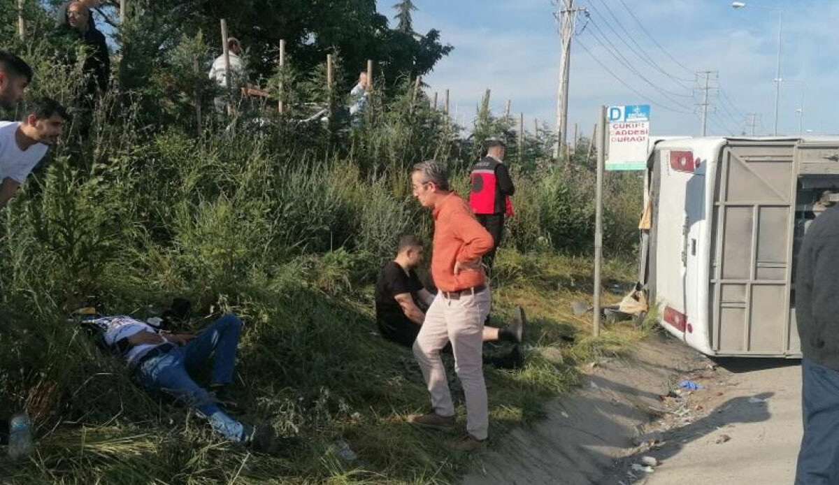 İşçileri taşıyan midibüs tıra çarptı: Çok sayıda yaralı var