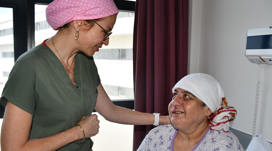 Yüzündeki şişliği fark edip doktora koştu… 19 yıl sonra acı gerçekle tekrar yüzleşti Yüzündeki şişliği fark edip doktora koştu… 19 yıl sonra acı gerçekle tekrar yüzleşti