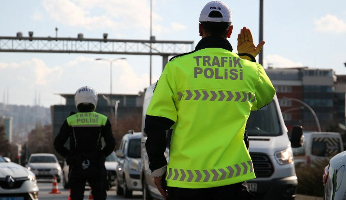 Aracın motorunda silah taşıdılar, polisin dikkati sayesinde yakayı ele verdiler Aracın motorunda silah taşıdılar, polisin dikkati sayesinde yakayı ele verdiler