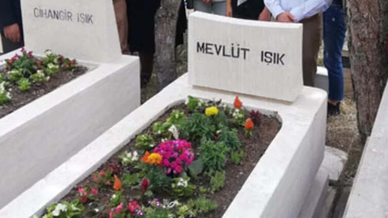 Gazeteci Mevlüt Işık ölümünün 35. yıl dönümünde mezarı başında anıldı Gazeteci Mevlüt Işık ölümünün 35. yıl dönümünde mezarı başında anıldı