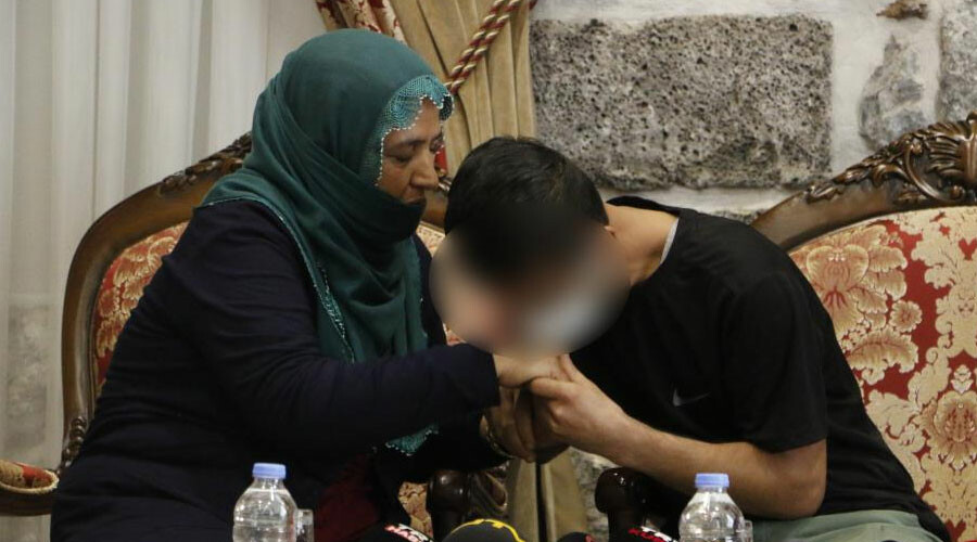Diyarbakır annelerinden bir güzel haber daha: Evlat nöbetinde 42. aile çocuklarına kavuştu  Diyarbakır annelerinden bir güzel haber daha: Evlat nöbetinde 42. aile çocuklarına kavuştu