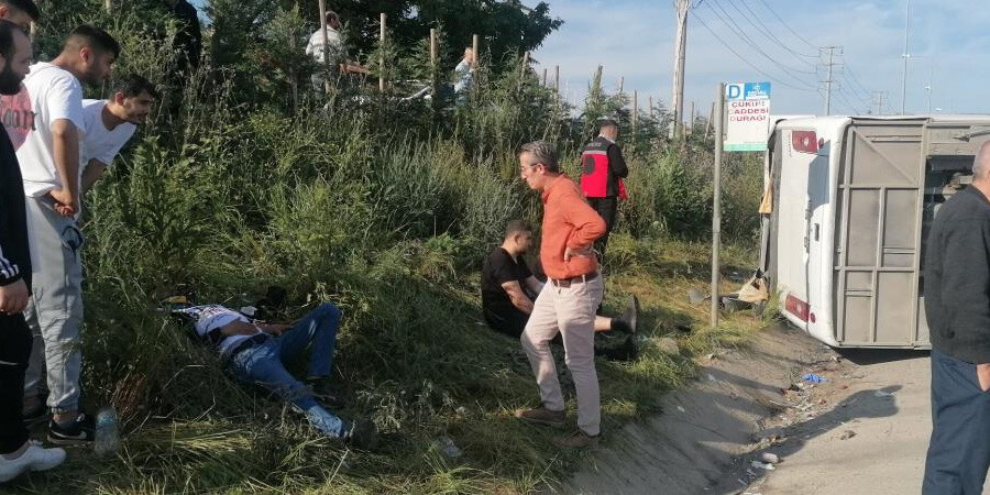 Kocaeli'de işçileri taşıyan midibüs tıra çarptı: 13 yaralı