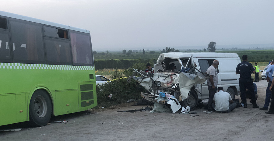 Adana'da feci kaza! Halk otobüsü minibüsle çarpıştı, çok sayıda ölü ve yaralı var Adana'da feci kaza! Halk otobüsü minibüsle çarpıştı, çok sayıda ölü ve yaralı var