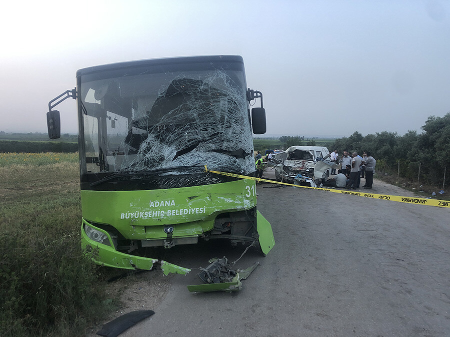 Adana'da feci kaza! Halk otobüsü minibüsle çarpıştı, çok sayıda ölü ve yaralı var Adana'da feci kaza! Halk otobüsü minibüsle çarpıştı, çok sayıda ölü ve yaralı var
