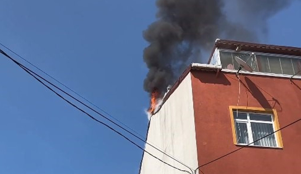 Arnavutköy'de çıkan yangında ilginç anlar! Genç kızı kurtardı, çatıda sigara yakıp itfaiyeyi bekledi Arnavutköy'de çıkan yangında ilginç anlar! Genç kızı kurtardı, çatıda sigara yakıp itfaiyeyi bekledi