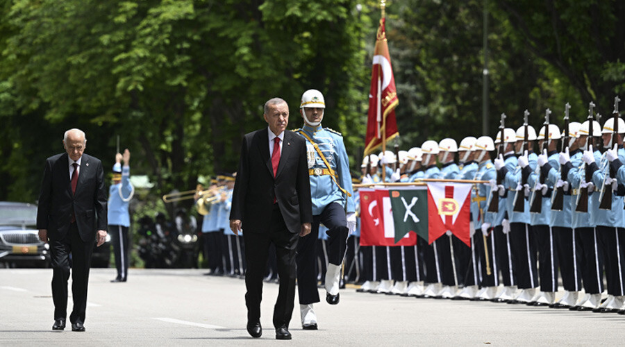 Son dakika! TBMM'de 28. dönem yemin töreni: Oturuma başkanlık eden Bahçeli ilk yemini etti