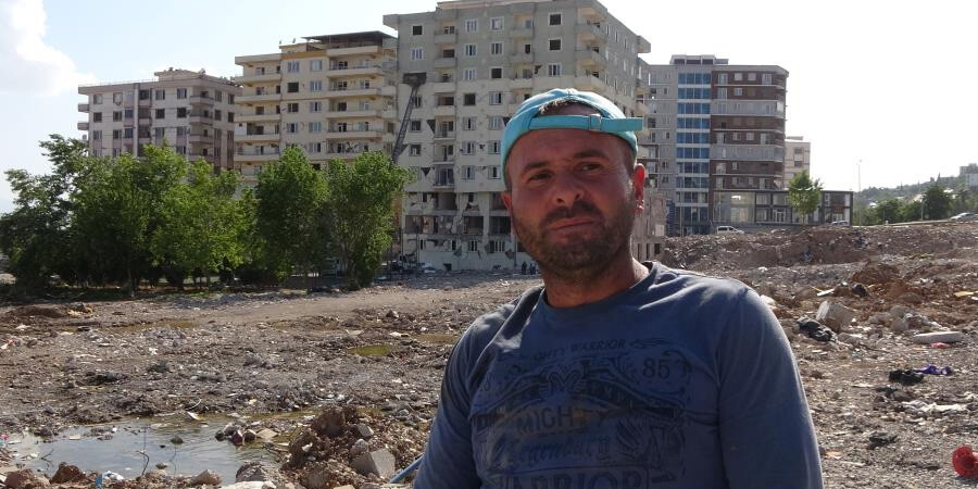 Canları pahasına ağır hasarlı binalardan eşya taşıyorlar