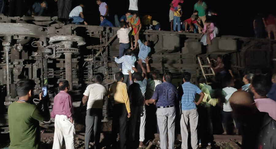 Hindistan'da katliam gibi kaza: 171 ölü, yüzlerce yaralı var