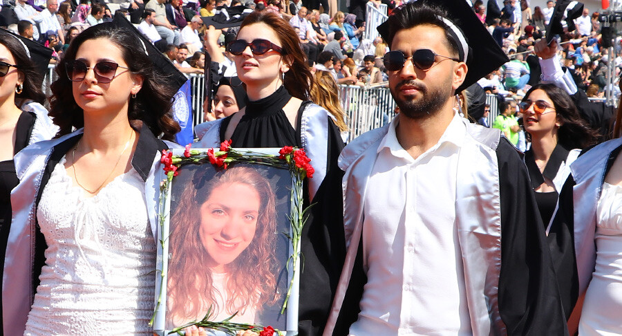 Buruk mezuniyet: Depremde hayatını kaybeden arkadaşlarının fotoğrafıyla yürüdüler