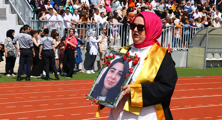 Buruk mezuniyet: Depremde hayatını kaybeden arkadaşlarının fotoğrafıyla yürüdüler