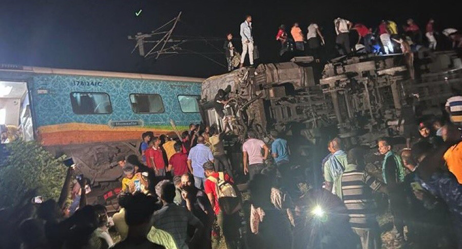 Hindistan'da katliam gibi kaza: 171 ölü, yüzlerce yaralı var