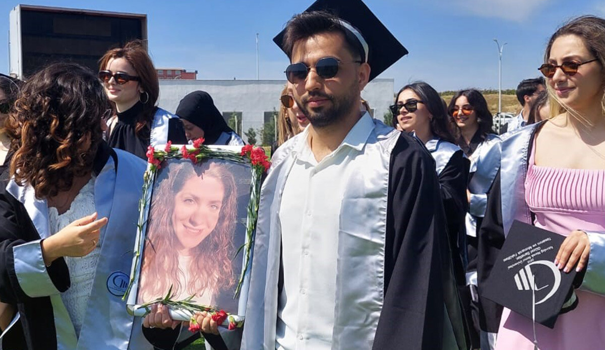 Buruk mezuniyet: Depremde hayatını kaybeden arkadaşlarının fotoğrafıyla yürüdüler
