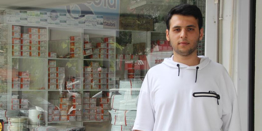 Evine gitmeye çalışırken boynuna kablo demeti düştü! Şaşkınlıktan ne yapacağını şaşırdı Evine gitmeye çalışırken boynuna kablo demeti düştü! Şaşkınlıktan ne yapacağını şaşırdı