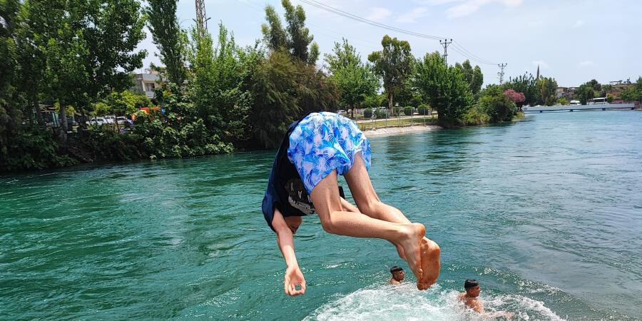 318 kişinin öldüğü sulama kanalında yüzen çocuktan şoke eden sözler: Hayata bir kez geliyoruz  318 kişinin öldüğü sulama kanalında yüzen çocuktan şoke eden sözler: Hayata bir kez geliyoruz