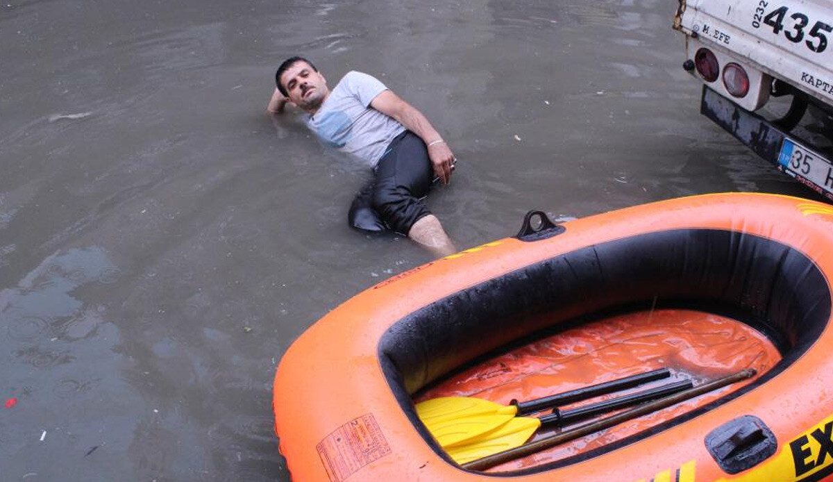 İzmir'de yağış sonrası ilginç görüntüler! Göle dönen sokaktan botla geçti İzmir'de yağış sonrası ilginç görüntüler! Göle dönen sokaktan botla geçti